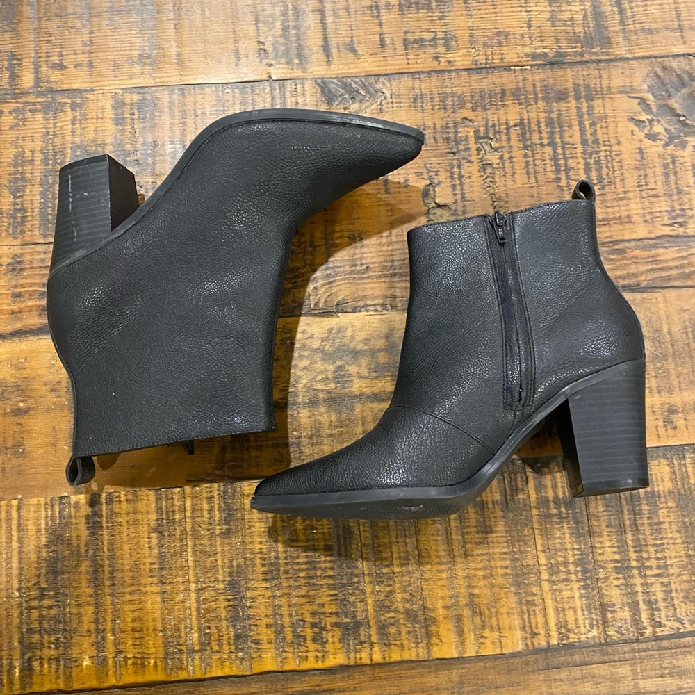 Size 8 Old navy faux leather ankle boot